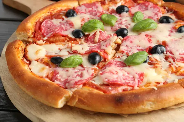 Salamlı, peynirli, fesleğenli ve zeytinli lezzetli pizza.