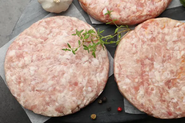 Hamburger ve baharatlar için taze çiğ köfteler.