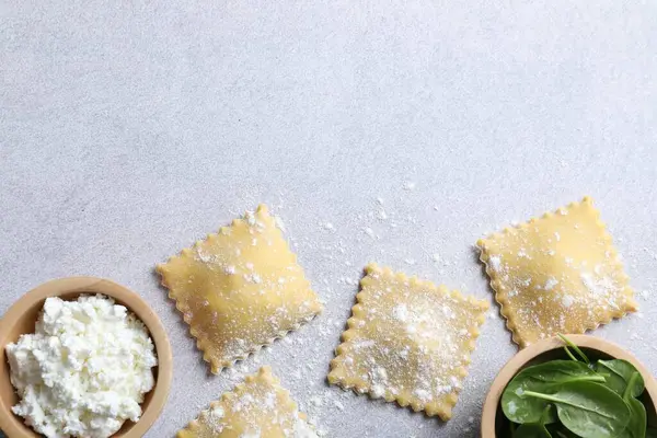 Pişmemiş ravioli, süzme peynir ve ıspanak. Metin için boşluk
