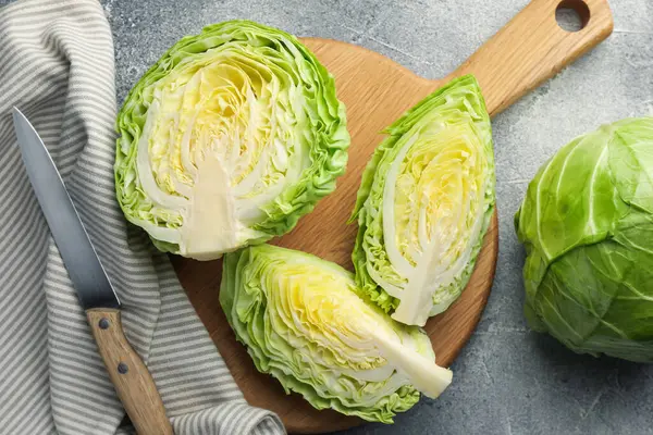 Taze lahana ve bıçak gri masada, düz yatıyordu.