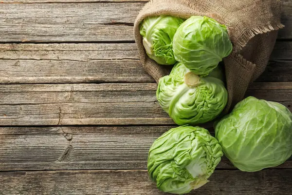 Tahta masada taze lahanalar, düz yatış. Metin için boşluk
