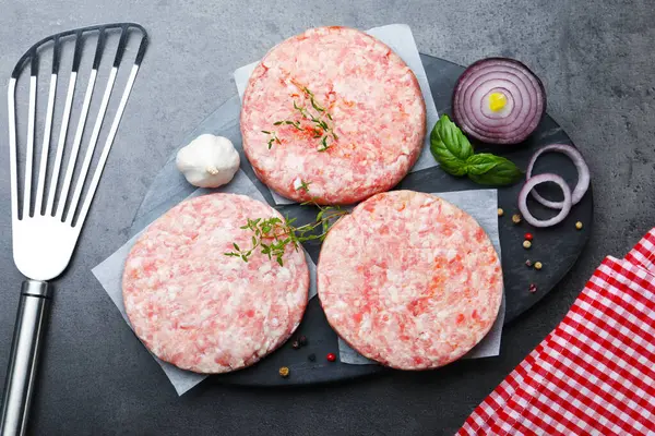 Hamburger ve baharatlar için taze çiğ köfteler.