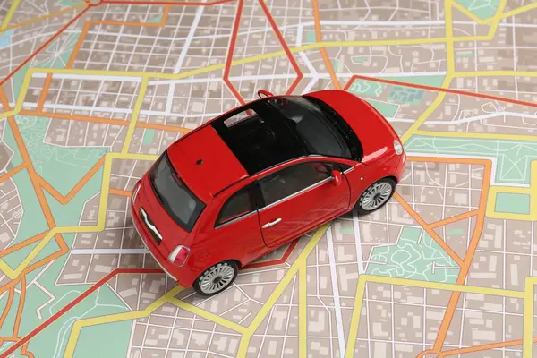Yolculuk konsepti. Şehir haritasında araba modeli