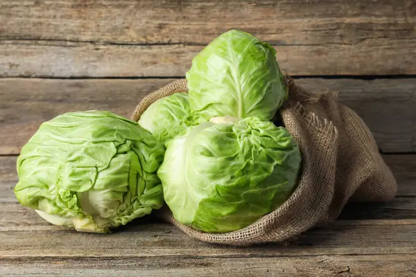 Tahta masada bir sürü taze lahana var.