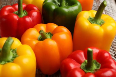 Masada taze dolmalık biberler, yakın plan.