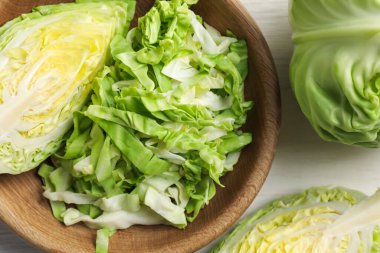 Taze yeşil lahanalar açık ahşap masada, düz yatıyordu.