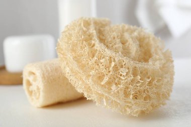 Beyaz masada farklı lif süngeri, yakın plan.