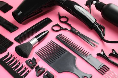 Pembe arka planda farklı kuaför aletleri.