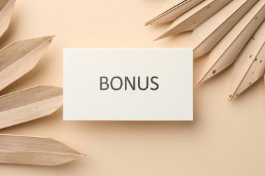 Bej arka planda bonus kart ve dekoratif bitkiler, düz uzanma