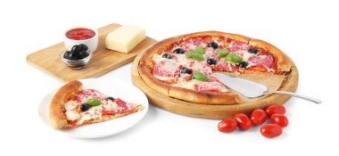 Lezzetli pizza ve malzemeler üzerinde beyaz izole