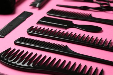 Pembe arka planda farklı kuaför araçları, yakın plan