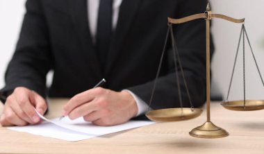 Yargıç içeride çalışıyor ve tartılar masada, seçici odaklanma