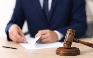 Yargıç çalışıyor ve tokmak içeride masa başında, seçici odaklanma