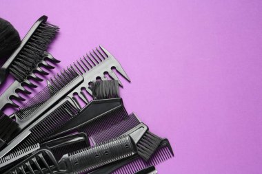 Menekşe arka planda farklı kuaför aletleri, düz yatış. Metin için boşluk