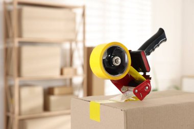 Kapalı alandaki karton kutuda yapıştırıcı bantlı şeker kutusu.