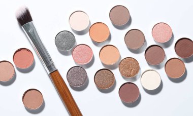 Güzel göz falı doldur ve beyaz arka planda fırçala, düz uzan