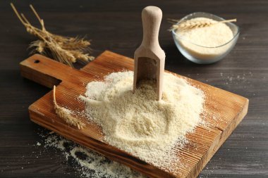 Un yığını, çiviler ve kepçeler koyu ahşap masa, yakın plan.