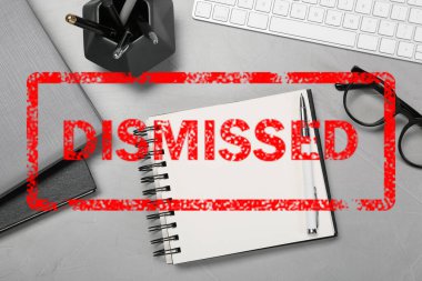 Ofis işyerindeki kırmızı damga, masa üzerinde kırtasiye malzemesi, üst görünüm