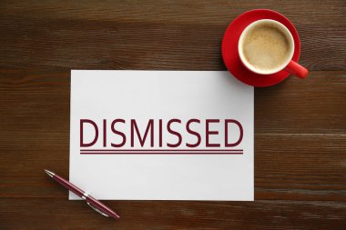 Kelime dağıt, kalem ve kahve ahşap masanın üstünde, üst görüş.