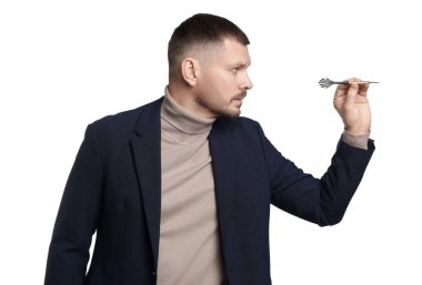 Hedef alınıyor. Beyaz arkaplanı hedefleyen dartlı bir adam.