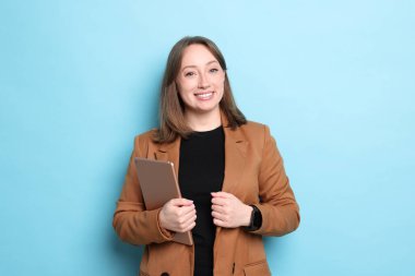 Açık mavi arka planda modern tabletli kadın