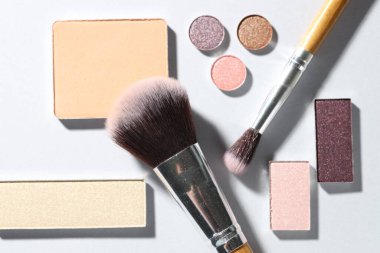 Işıklı arka planda güzel gözkapakları ve fırçalar düzleşir.