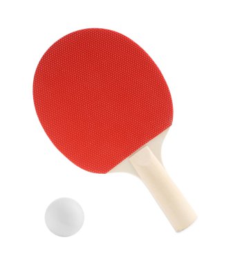 Ping pong raketi ve topu beyaza izole edilmiş.