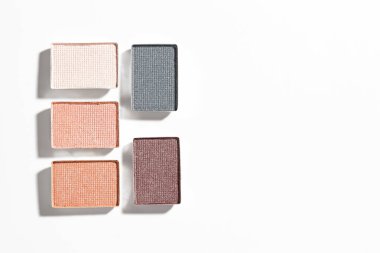 Beyaz arka planda güzel göz farı dolgu kapları, düz yatış. Metin için boşluk