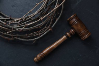 Hakimin tokmağı ve dikenli tacı siyah masada, düz yatıyordu.