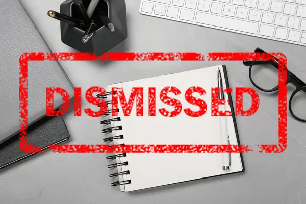 Ofis işyerindeki kırmızı damga, masa üzerinde kırtasiye malzemesi, üst görünüm