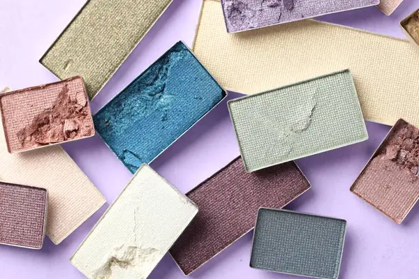 Leylak arka planda güzel göz falı doldur, düz uzan