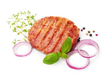 Lezzetli hamburger köftesi ve beyaz üzerine izole edilmiş baharatlar.