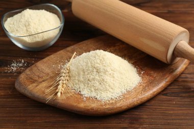 Un yığını, çivi ve merdane, ahşap masa, yakın çekim