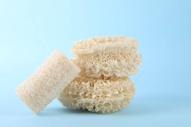 Açık mavi arkaplanda farklı lif süngerleri, yakın plan