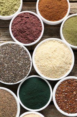 Tahta masadaki kaselerdeki farklı süper yiyecekler.