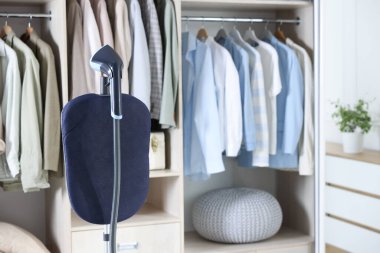 Dolabın yanında duran modern, dik vapur.