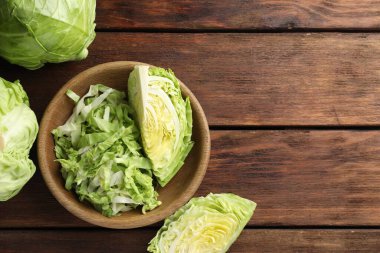 Tahta masada taze yeşil lahanalar, düz uzanmış. Metin için boşluk