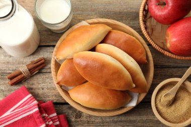 Lezzetli hamur köfteleri ve malzemeler ahşap masada, düz yerde.