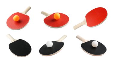 Masa tenisi raketleri ve topları beyaz sette izole edilmiş.