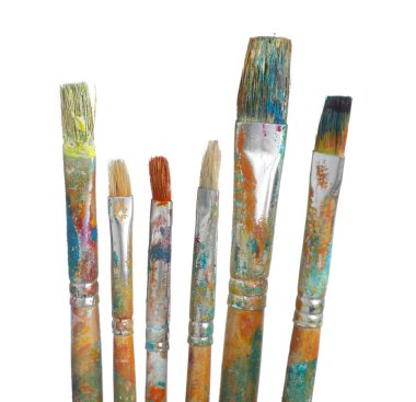 Beyaz üzerine izole edilmiş farklı boyalarla fırçalar