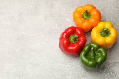 Gri desenli masada taze, renkli dolmalık biberler. Metin için boşluk