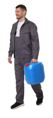 Beyaz arka planda plastik kutu tutan adam.