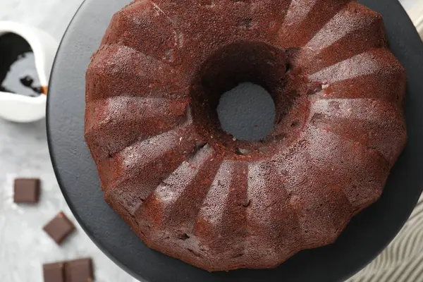 Lezzetli bir kek, bir parça çikolata ve sos masada, düz bir şekilde.