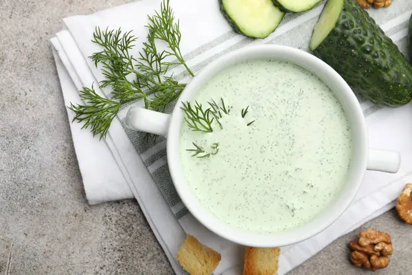 Dereotu, kızarmış ekmek, ceviz ve sebzeli lezzetli salatalık çorbası.