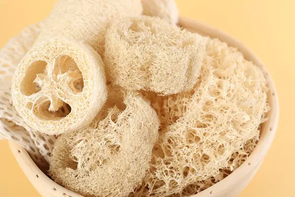 Bej arka planda farklı banyo lifleri, yakın plan.