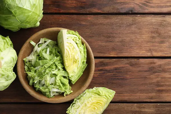 Tahta masada taze yeşil lahanalar, düz uzanmış. Metin için boşluk