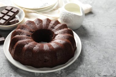Lezzetli kek, çikolata ve süt parçaları gri masada, yakın plan. Metin için boşluk