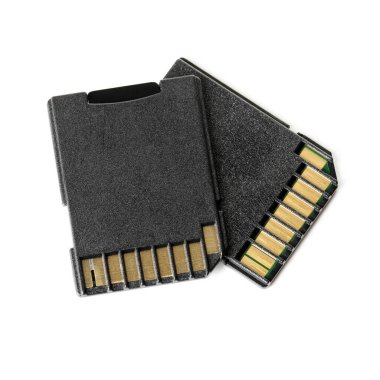 Üst görünümde izole edilmiş iki SD hafıza kartı