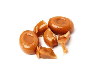 Beyaz üzerine izole edilmiş tatlı karamel şekerler