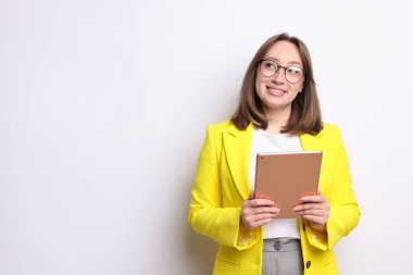 Beyaz arkaplanda modern tabletli kadın, metin için boşluk